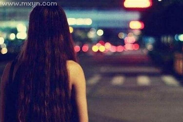 梦见一个熟悉的女人死了还跟正常人一样,她还不知道自己已经死了？
