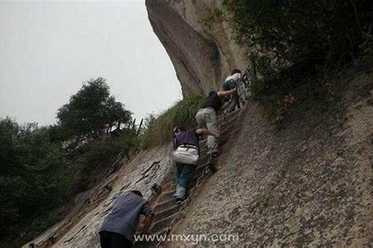 梦见老公拉我爬山崖