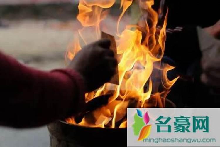 老公本命年,我该送几条红内裤给他？？4条好嘛？感觉不吉利