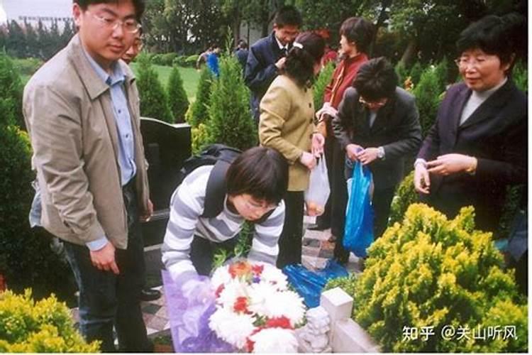 在过年的什么时候应该给死去的人烧纸？