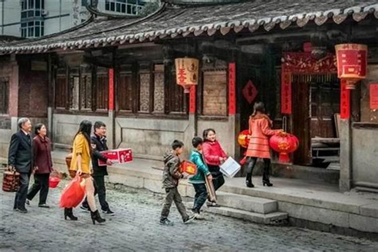 梦见我妈死了,我在梦里哭醒了,现实中我妈还活着呢,意味着什么？百度...