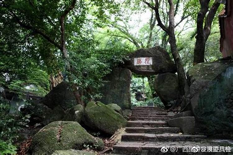 梦见祖坟上冒烟冒火的预兆
