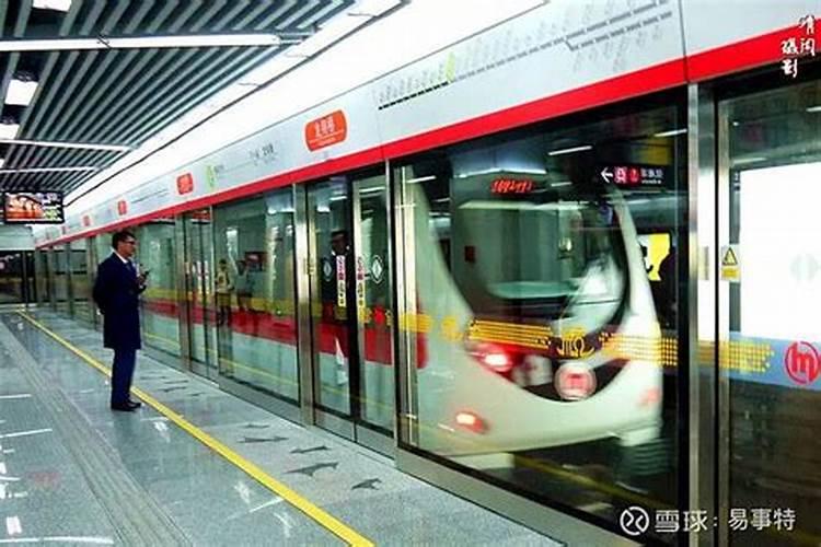 女人梦见厕所房顶漏水是什么意思
