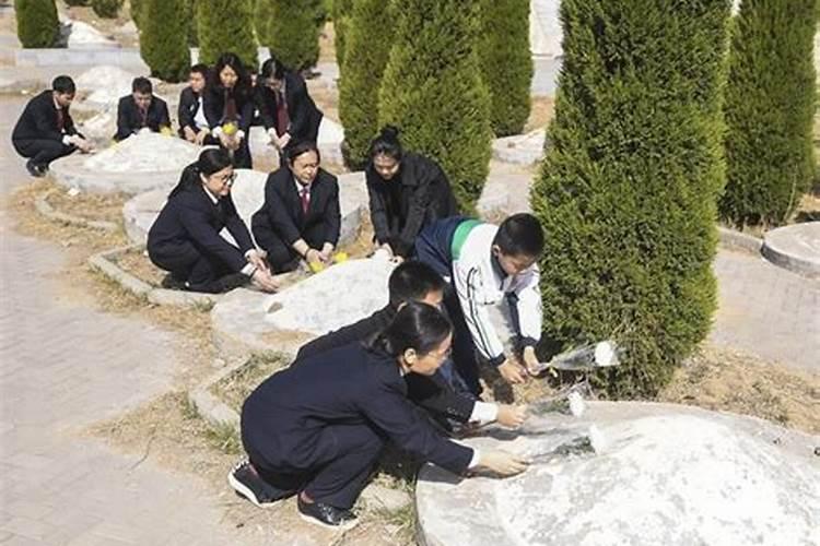 ...回答问题。(5分)材料一:近年来,清明节祭奠亲友,一些地方从烧冥币...