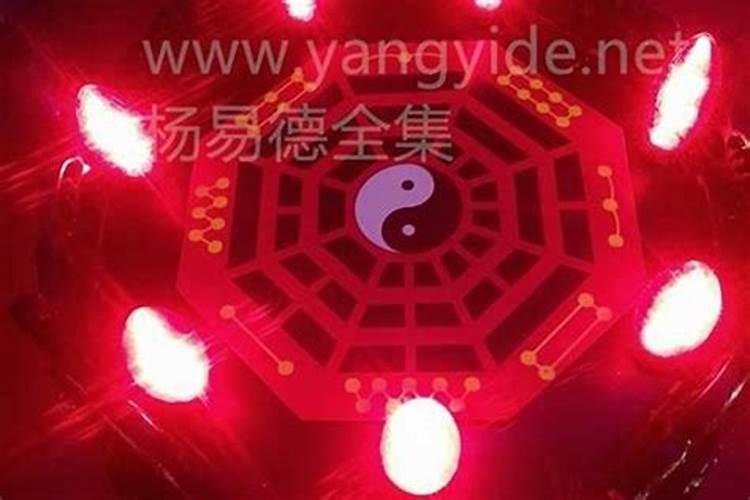 梦见一位老奶奶在淋雨