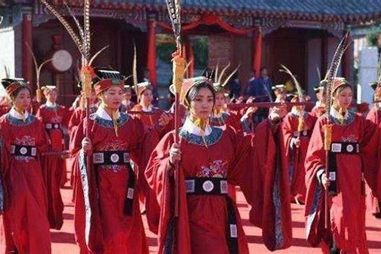 战长沙中,第一集,湘湘跟清明他们两个是不是一见钟情？那时候还没相亲,是...