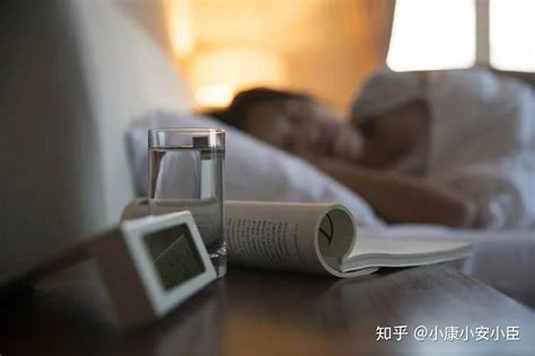 自己睡的床塌了有什么预兆？