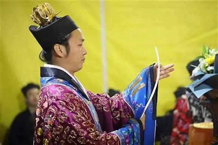 梦见儿子抱着个小女孩好像和对象及家人站在一起照相？