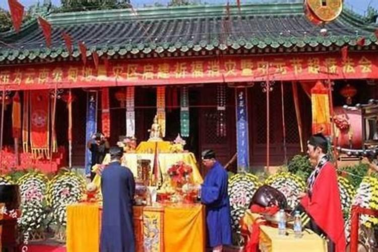 梦见一群红色的鱼在水里游