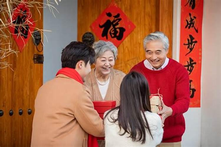 我梦见我跟爷爷奶奶说:爷爷奶奶今天我和妈妈、妹妹、弟弟一起到乡下去...