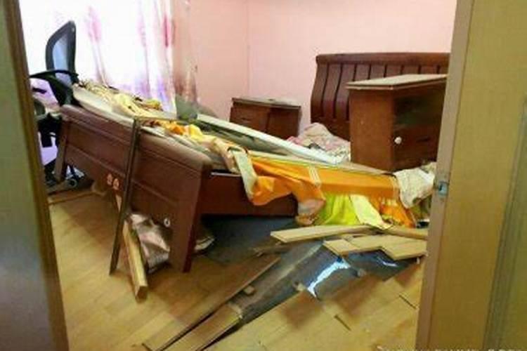 梦见死去亲人的床塌陷