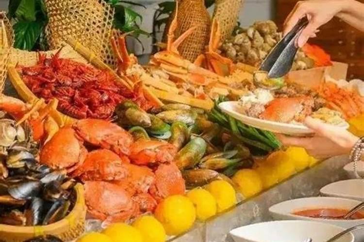 梦见吃自助餐,盛东西就漏,没吃上