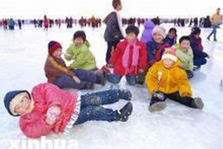 东北人喜欢过年在雪地里滚两圈是什么寓意？