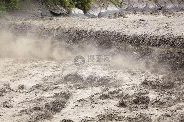 梦见涨水好多鱼是啥意思
