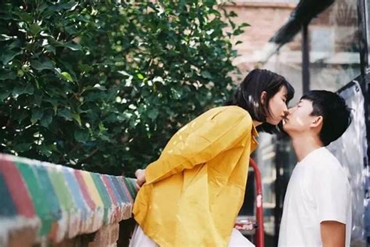梦见女生主动吻我