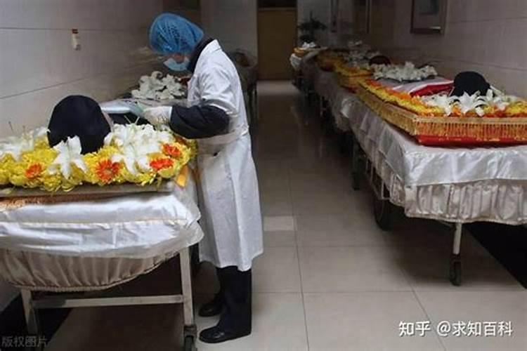 我们这边的丧葬规定是不火化不让埋,火化之后让埋。这不是劳民伤财吗...