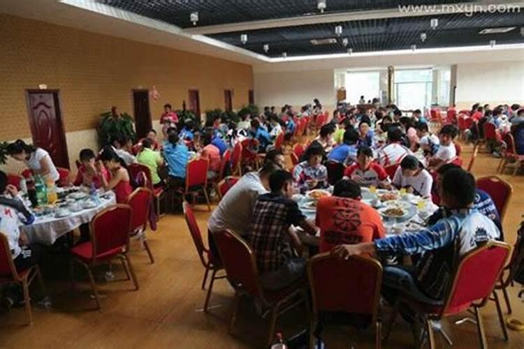 梦见许多学生在吃饭的预兆