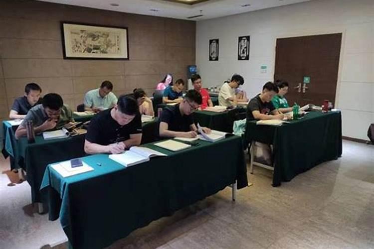 2025年属鸡人全年每月运势