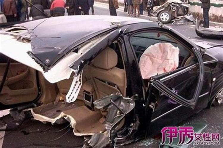 梦见车祸现场有很多血,人却没死.