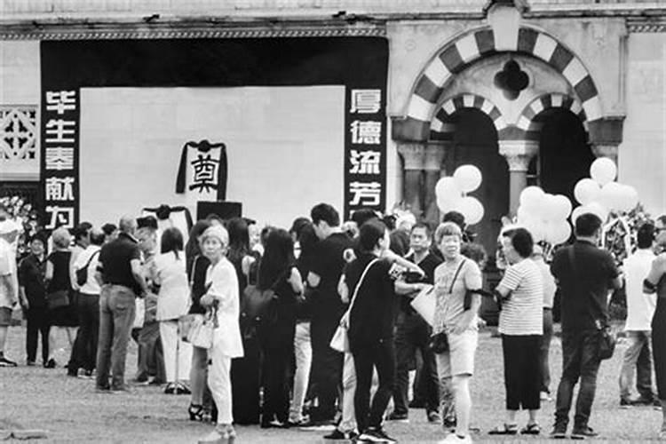 梦见偶遇一个年轻漂亮女人的葬礼,现场怨气很重