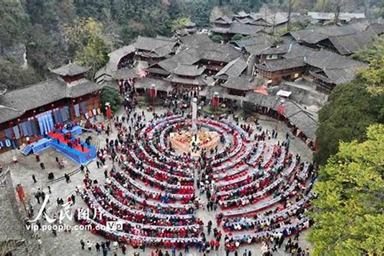 是本命年背还是本命年的前一年比较不顺？