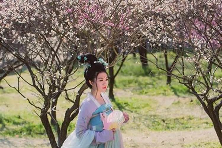 行清穿什么颜色的衣服