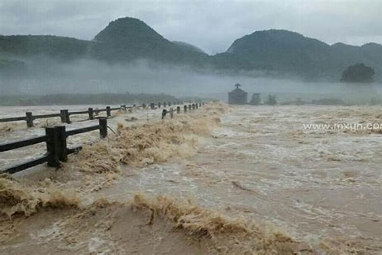 梦见发洪水自己被淹是什么意思？