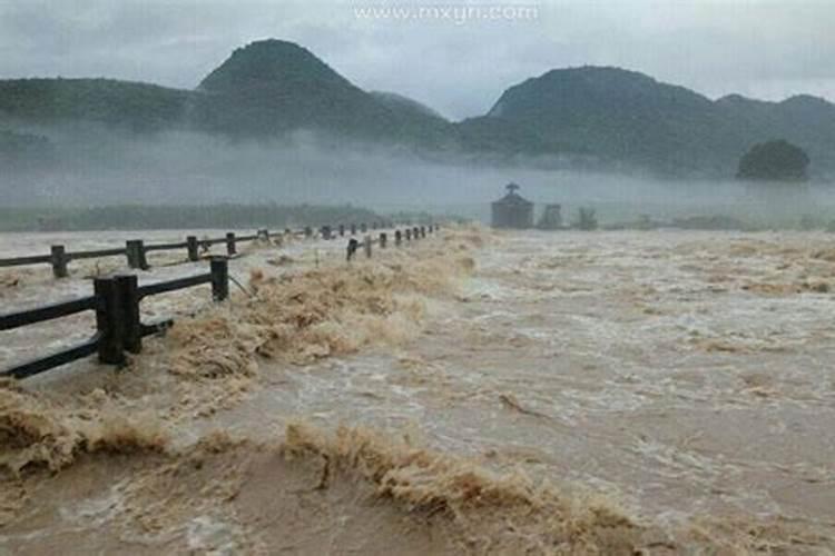 梦见发洪水自己被淹死是什么意思？