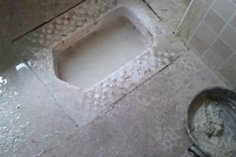...梦见我睡的房间有水,我走进厕所看见厕所堵了污水到...
