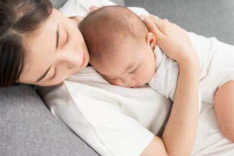 已婚女人梦见把两个女婴抱回家