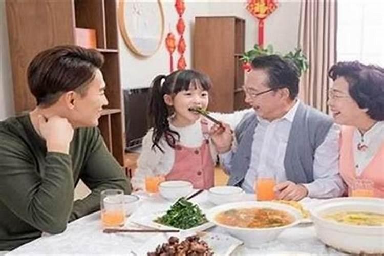 梦见吃饭遇见表弟表姐