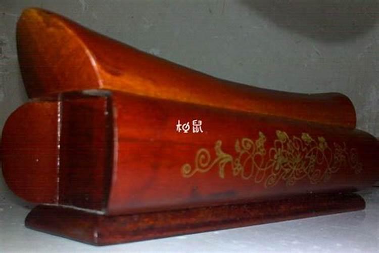 孕妇梦见棺材,棺材上刻这产妇棺材,是木头颜色,而且棺材还是空的,求解...