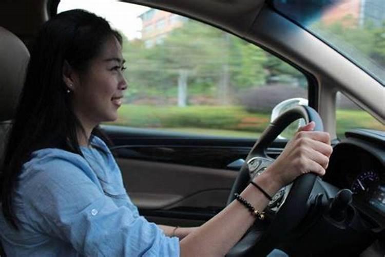 梦见不会开车的亲人会开车