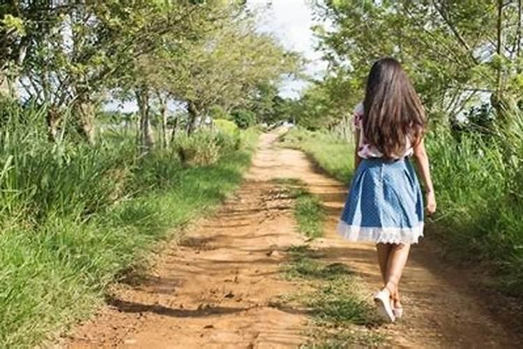 女人梦见自己在荒郊野外迷失方向是什么意思？