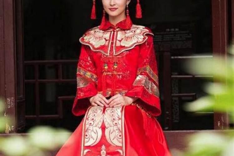 梦见自己穿中式新娘服 什么意思