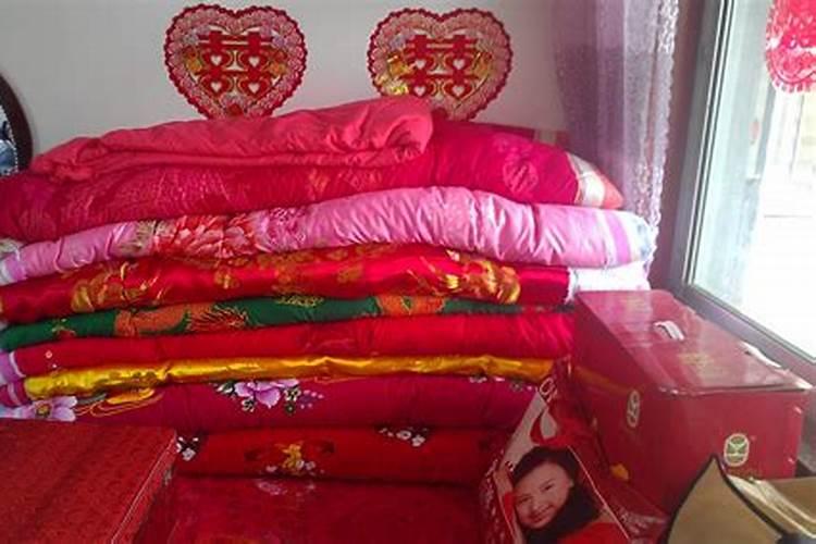 茶盘圆圆,甜茶甜甜;两姓合婚,冬尾双生。是什么意思