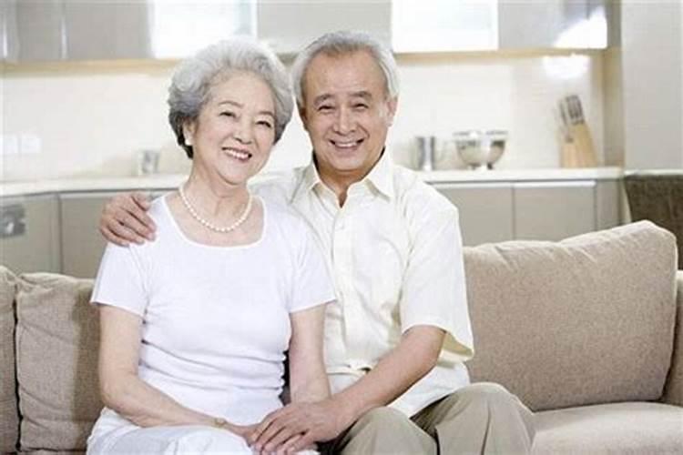 梦到死去的爷爷跪在地上求拜,我跑去抱着爷爷痛哭,说我成功了