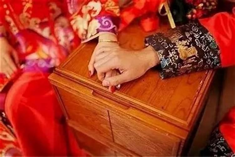 女人左手断掌和男人左手断掌的婚姻如何？