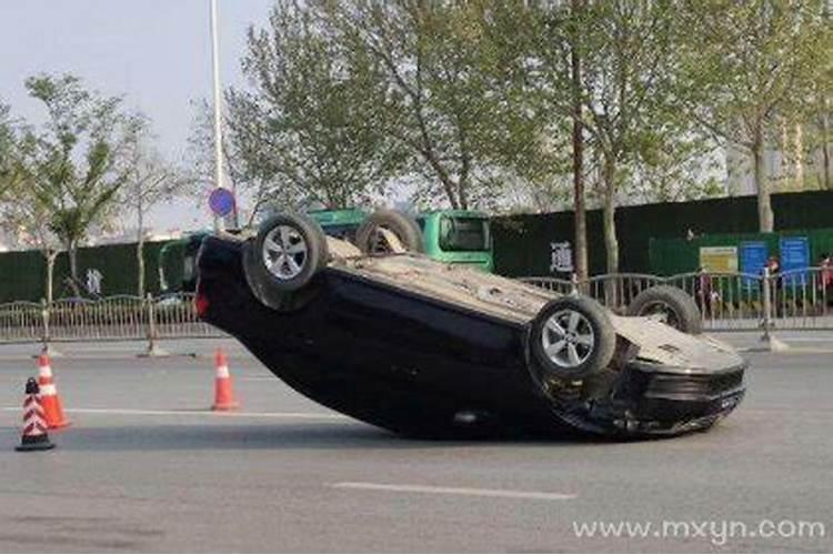 梦见车翻了人没事是什么意思 梦见车翻了人没事好不好