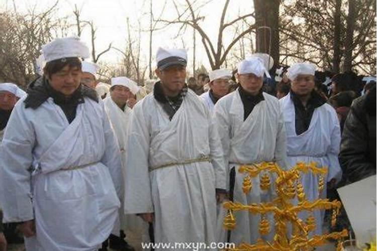 梦见朋友穿孝服是什么意思