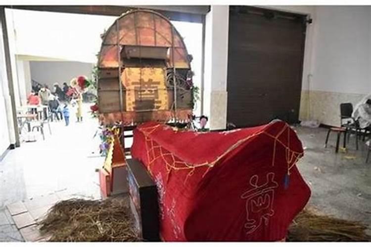 梦见很多蛇在自己周围是什么意思