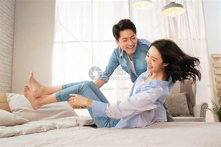 梦见老婆被别的男人从后背抱着