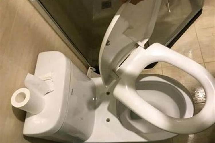 梦见马桶换位置