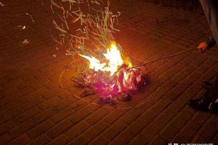 为什么中元节烧纸要在十字路口？