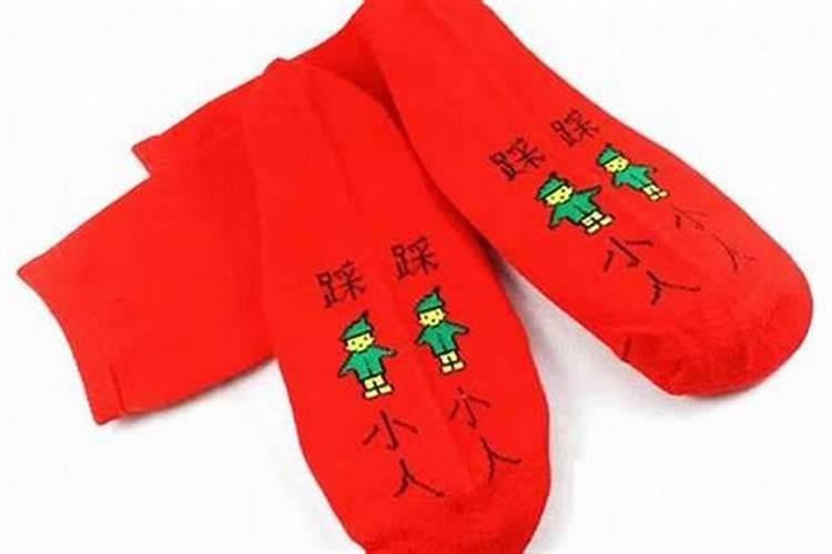 公公半年前去世,过年可以穿红袜子破刑太岁吗？