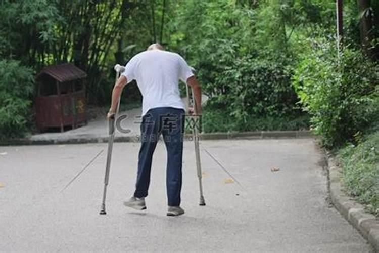 梦见怀抱一个残疾女子走路