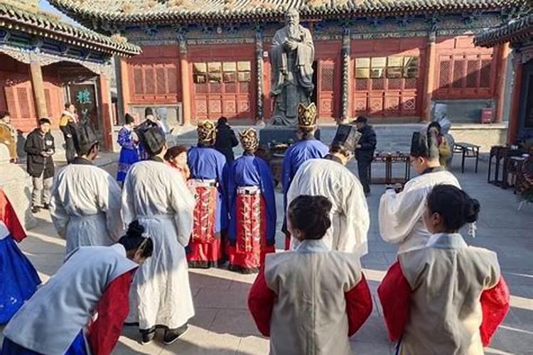 81年农历八月属鸡命运如何 八月出生属鸡人一生荣华富贵？
