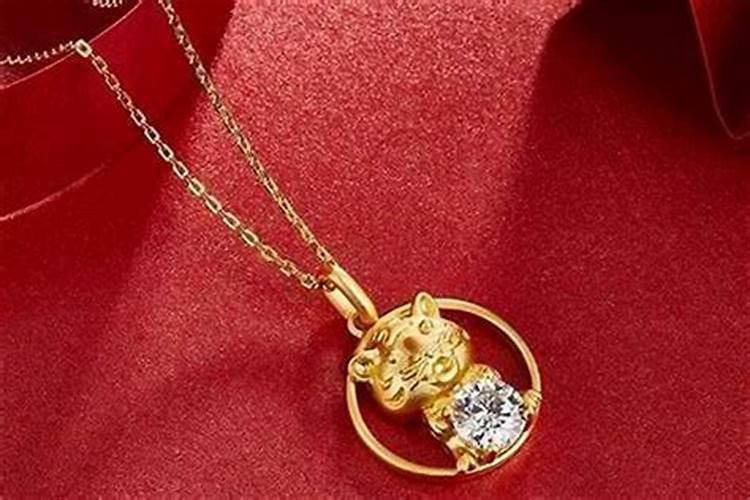 五行属木缺金,明年本命年兔年戴金器好还是玉的饰品好,然后饰品又该戴些...