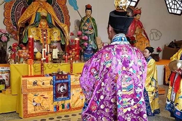 居民说要请道士做法事怎么回答？