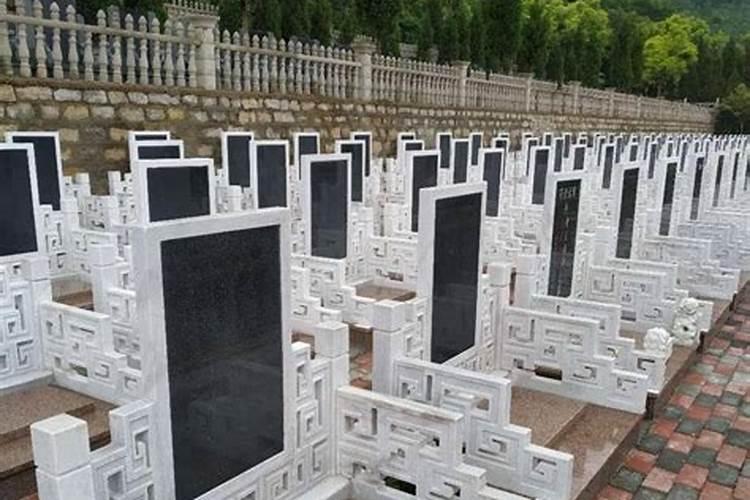 梦见自己和朋友挑选坟墓的位置是什么意？